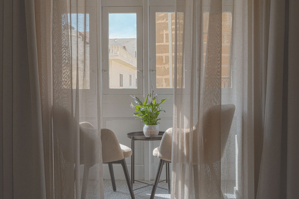 deluxe_double_or_twin_room_with_balcony_mariarosasuites_001